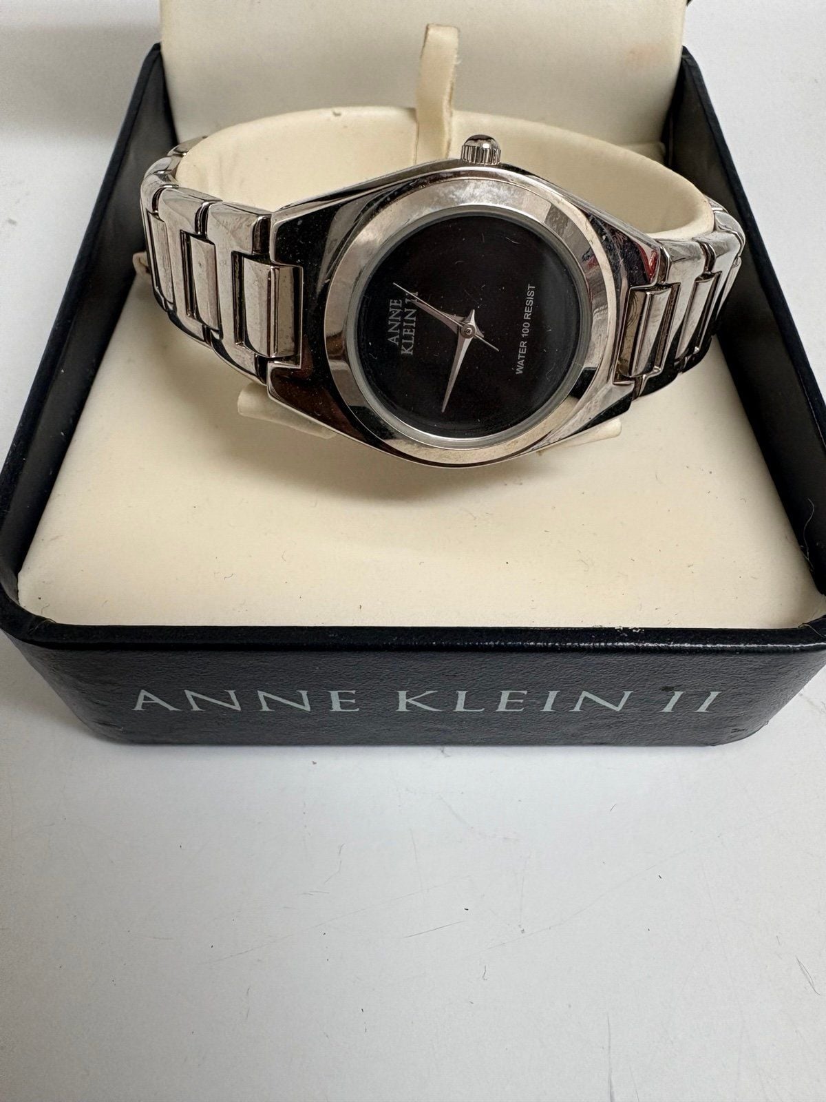 Vintage Anne Klein II Women’s Quartz Wristwatch with original presentation box. 2