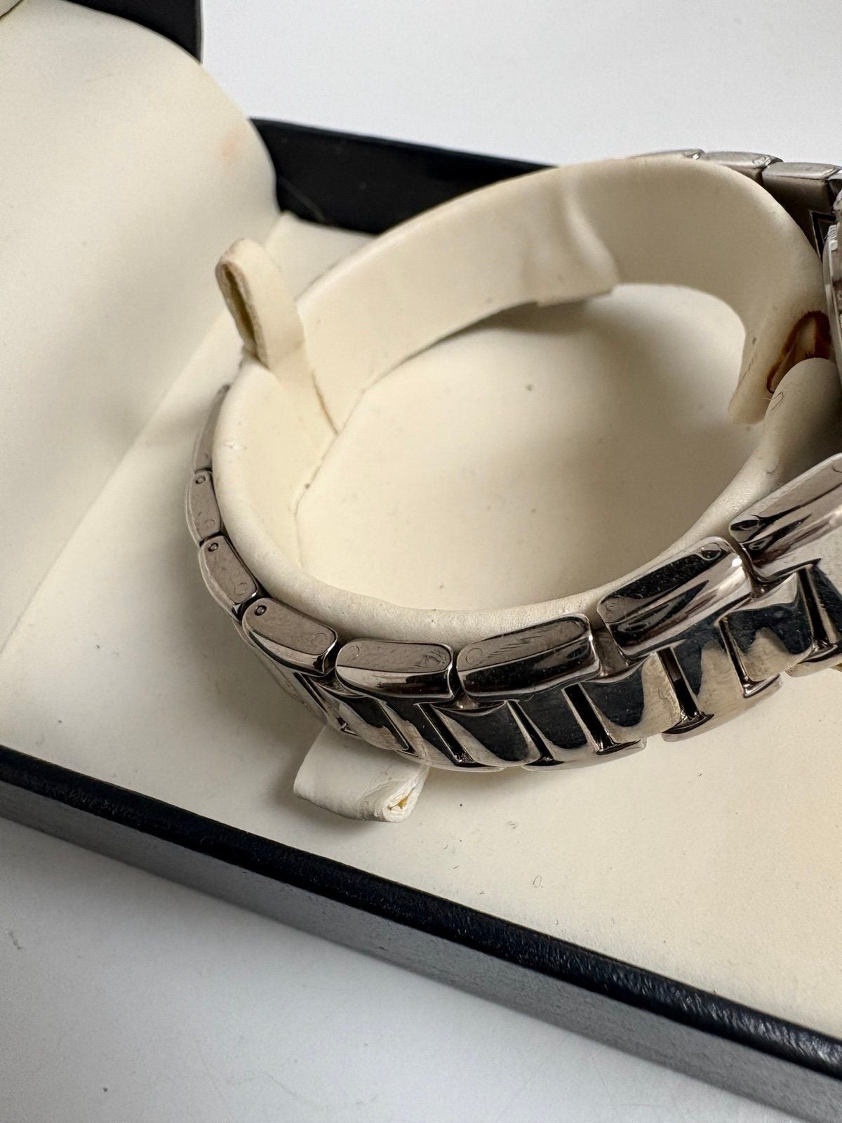 Vintage Anne Klein II Women’s Quartz Wristwatch with original presentation box. 5