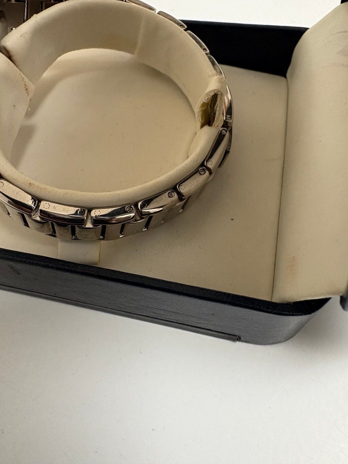 Vintage Anne Klein II Women’s Quartz Wristwatch with original presentation box. 7