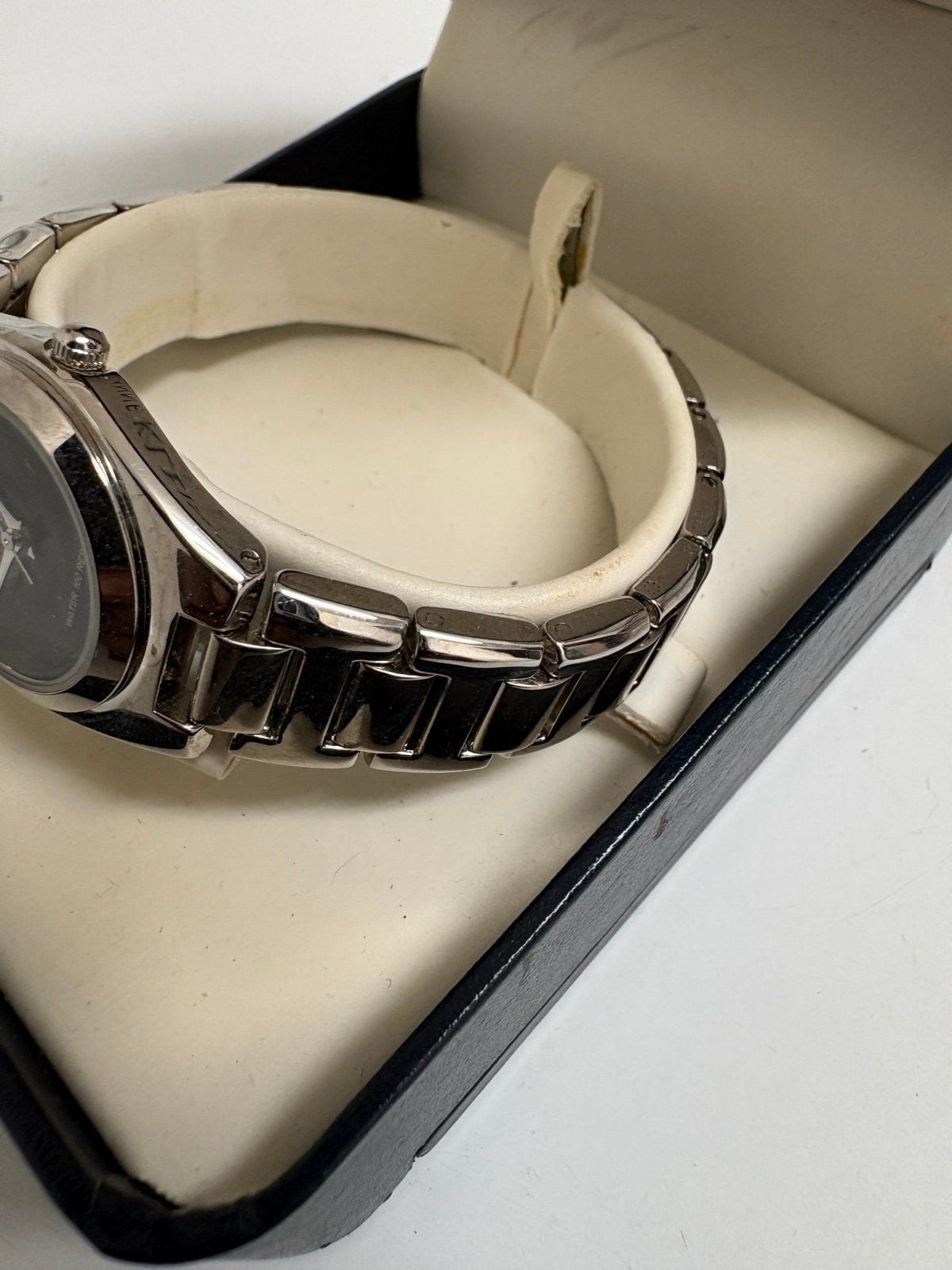 Vintage Anne Klein II Women’s Quartz Wristwatch with original presentation box. 6