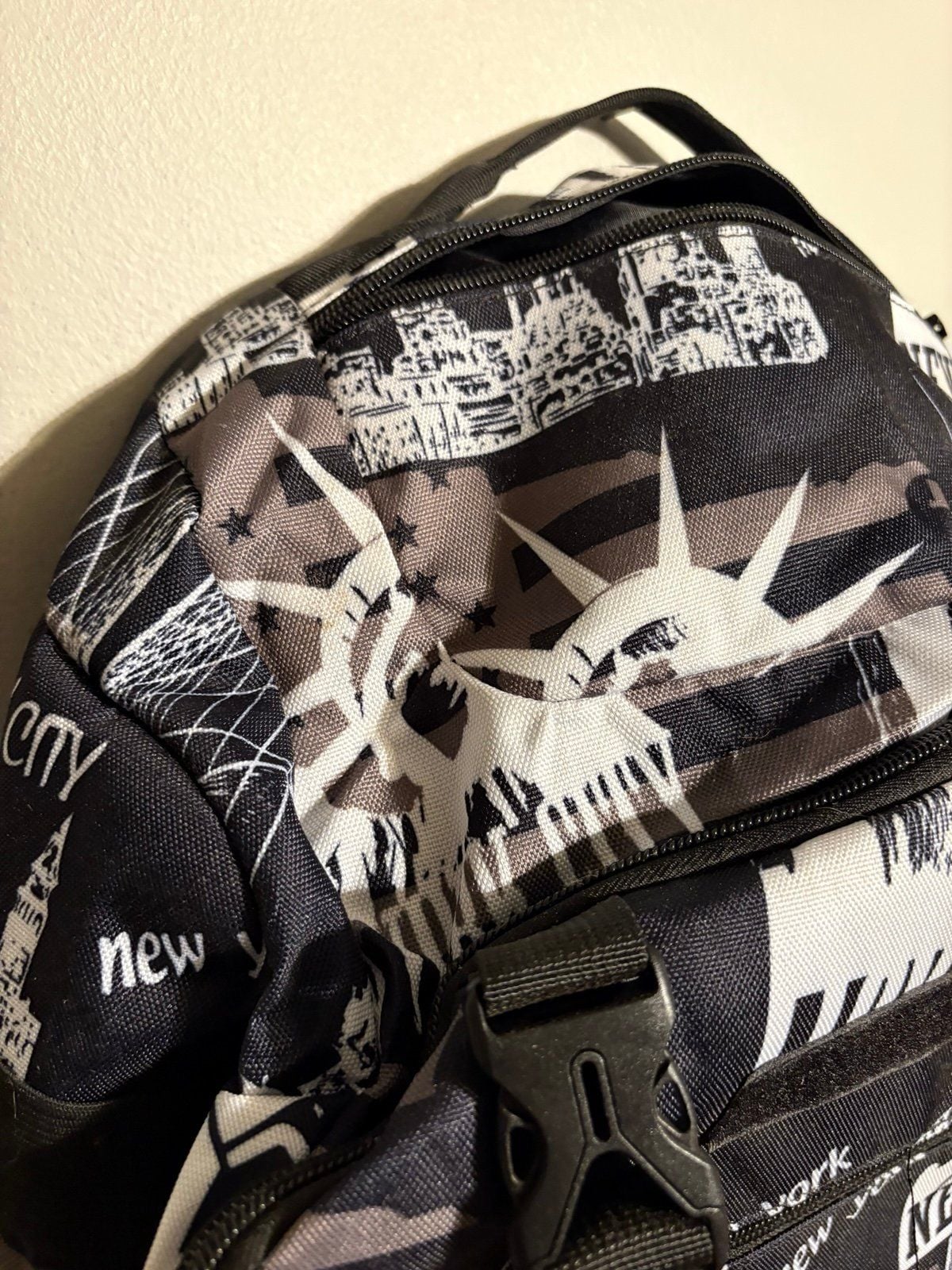 New York-themed Oppu backpack 4