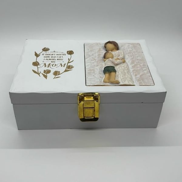 Decorative Wooden White Keepsake Box with Gold Clasp for “Mom” NWOT