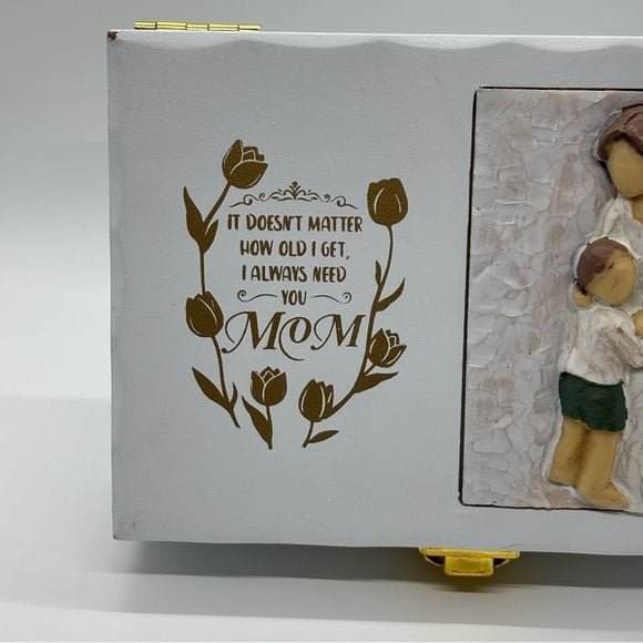 Decorative Wooden White Keepsake Box with Gold Clasp for “Mom” NWOT 7
