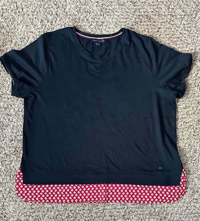 T-shirt XL Tommy Hilfiger shortsleeved navy blue women's top with a red floral 3
