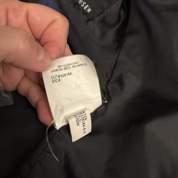 VanHuesen boys black 6 regular pin stripped 9