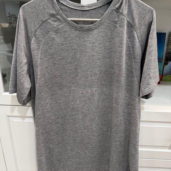Lululemon Men’s Short Sleeve T Shirt SZ LG