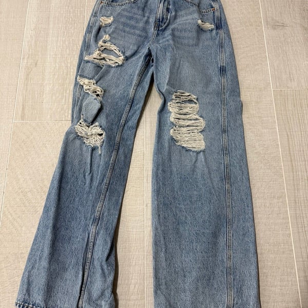 BDG "Puddle" Light Blue Ripped Jeans - Size 28