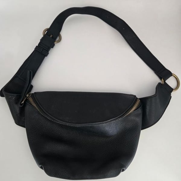Universal Threads Black Leather Belt Bag - Sleek Hands-Free Crossbody