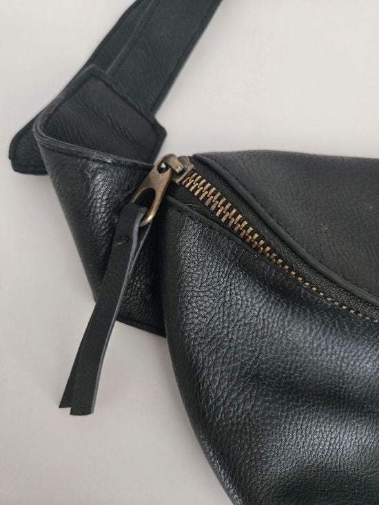 Universal Threads Black Leather Belt Bag - Sleek Hands-Free Crossbody 3