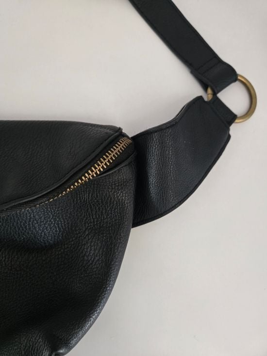 Universal Threads Black Leather Belt Bag - Sleek Hands-Free Crossbody 4