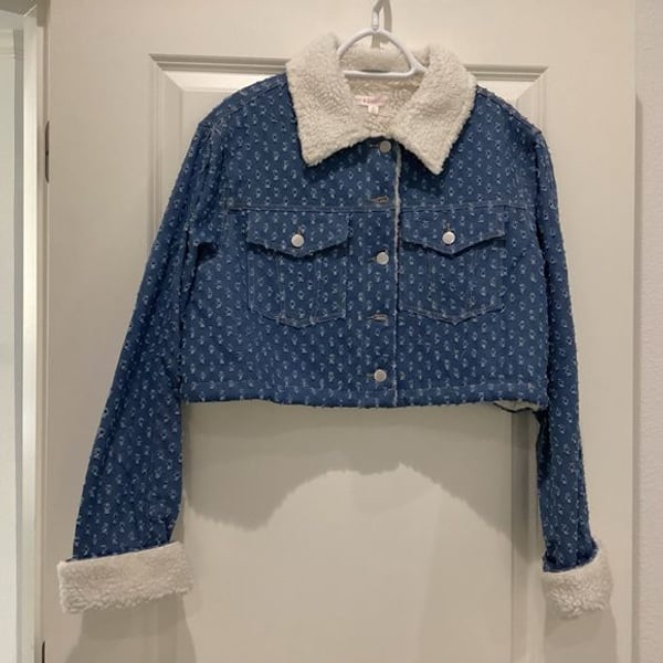Hot & Delicious Blue Cropped Jean Jacket with White Sherpa Collar - Size M - nwt