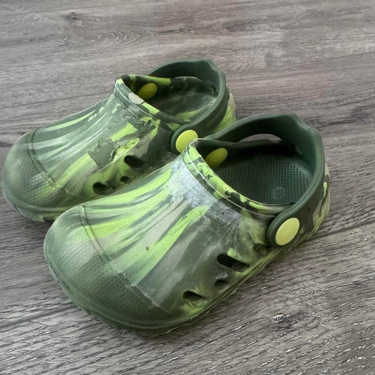 Green and Yellow Camo Pattern Kids Clogs Size 7 2