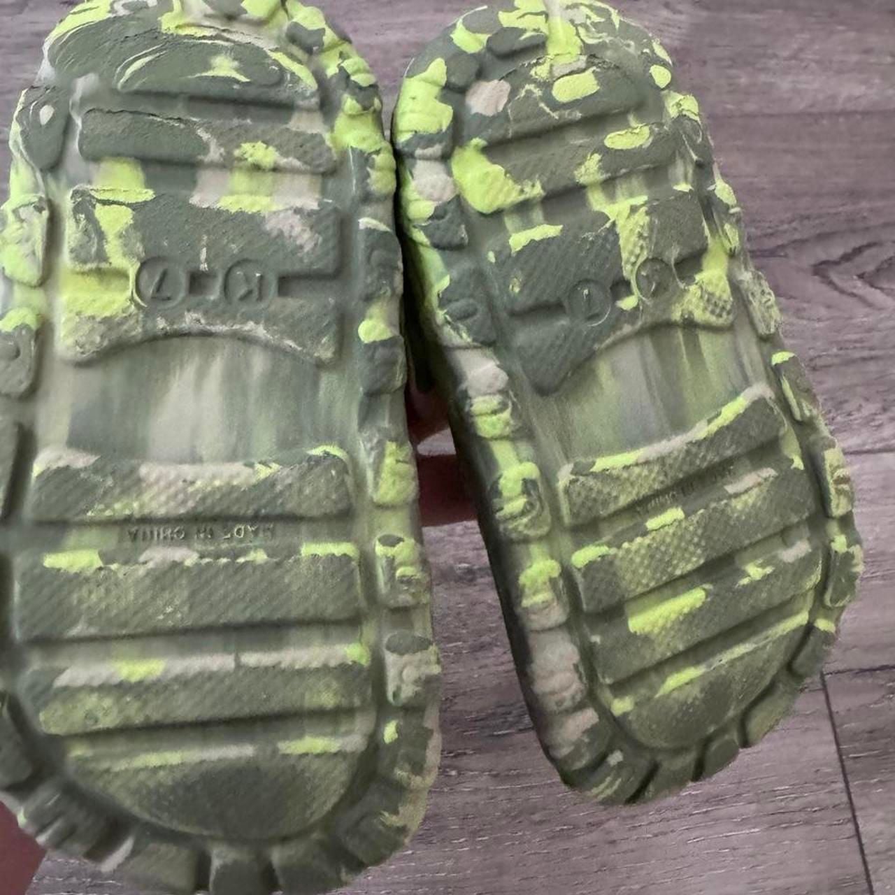 Green and Yellow Camo Pattern Kids Clogs Size 7 3