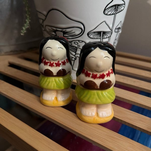 Vintage Hawaiian girl salt n pepper shaker