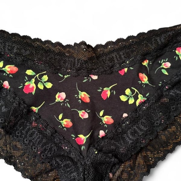 Victoria's Secret Lace Floral Thong Size M Black Red Roses
