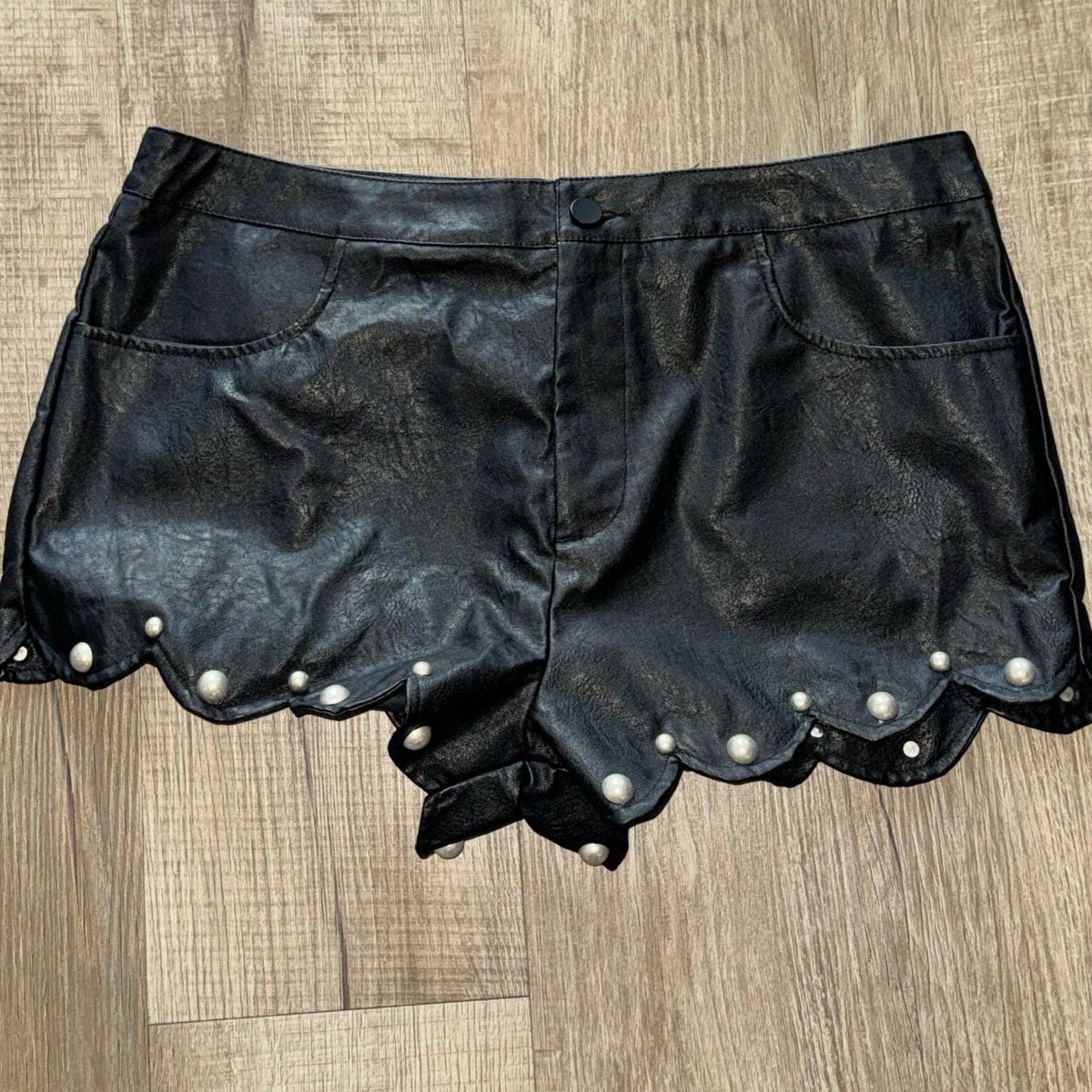 Musera Scalloped Faux Leather Short 4