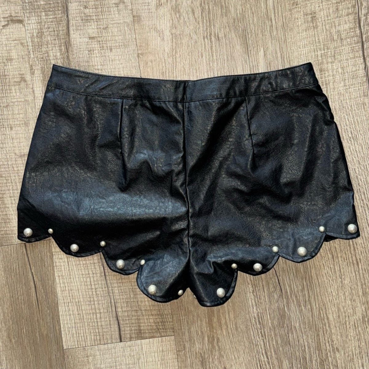 Musera Scalloped Faux Leather Short 6