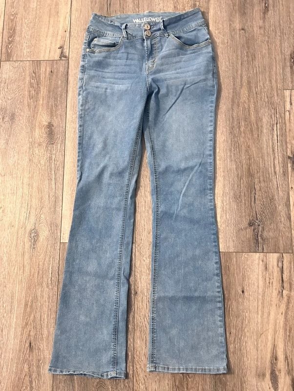 Women’s Wallflower Flare Bottom Jeans 2