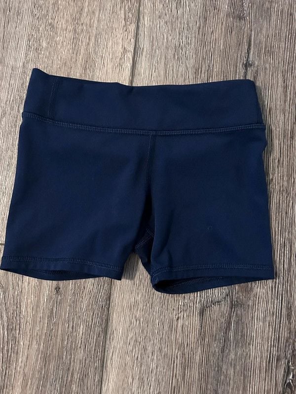Cute girls pull on shorts 1