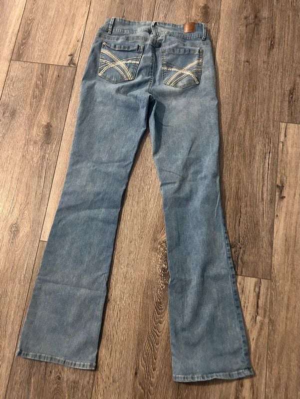 Women’s Wallflower Flare Bottom Jeans 3