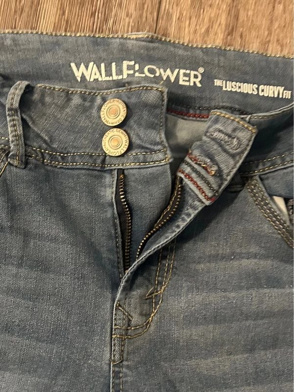 Women’s Wallflower Flare Bottom Jeans 4
