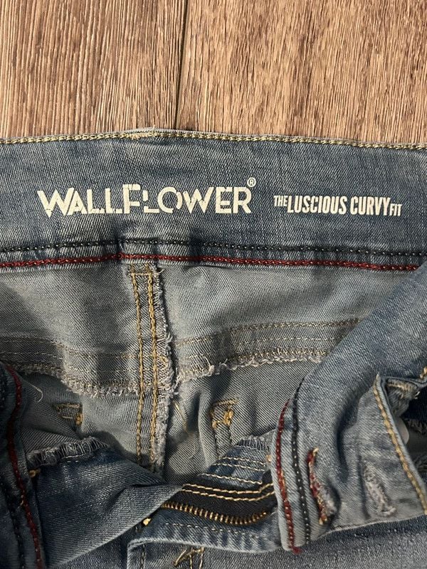 Women’s Wallflower Flare Bottom Jeans 5