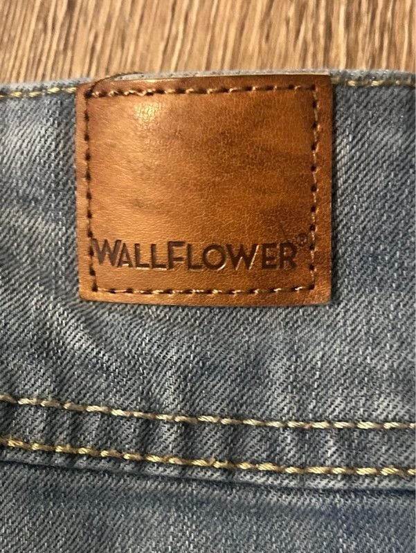 Women’s Wallflower Flare Bottom Jeans 6