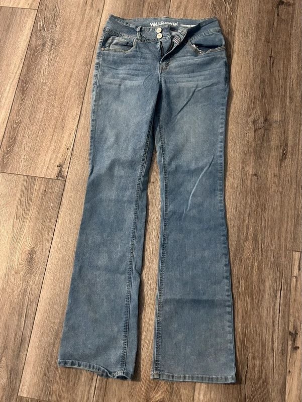 Women’s Wallflower Flare Bottom Jeans 7