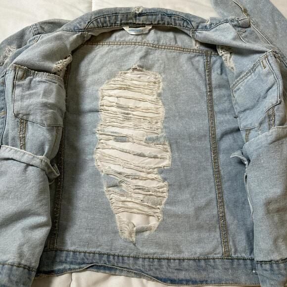 Distressed Light Wash Denim Jacket Women’s Small Ripped Back Casual Layering 9