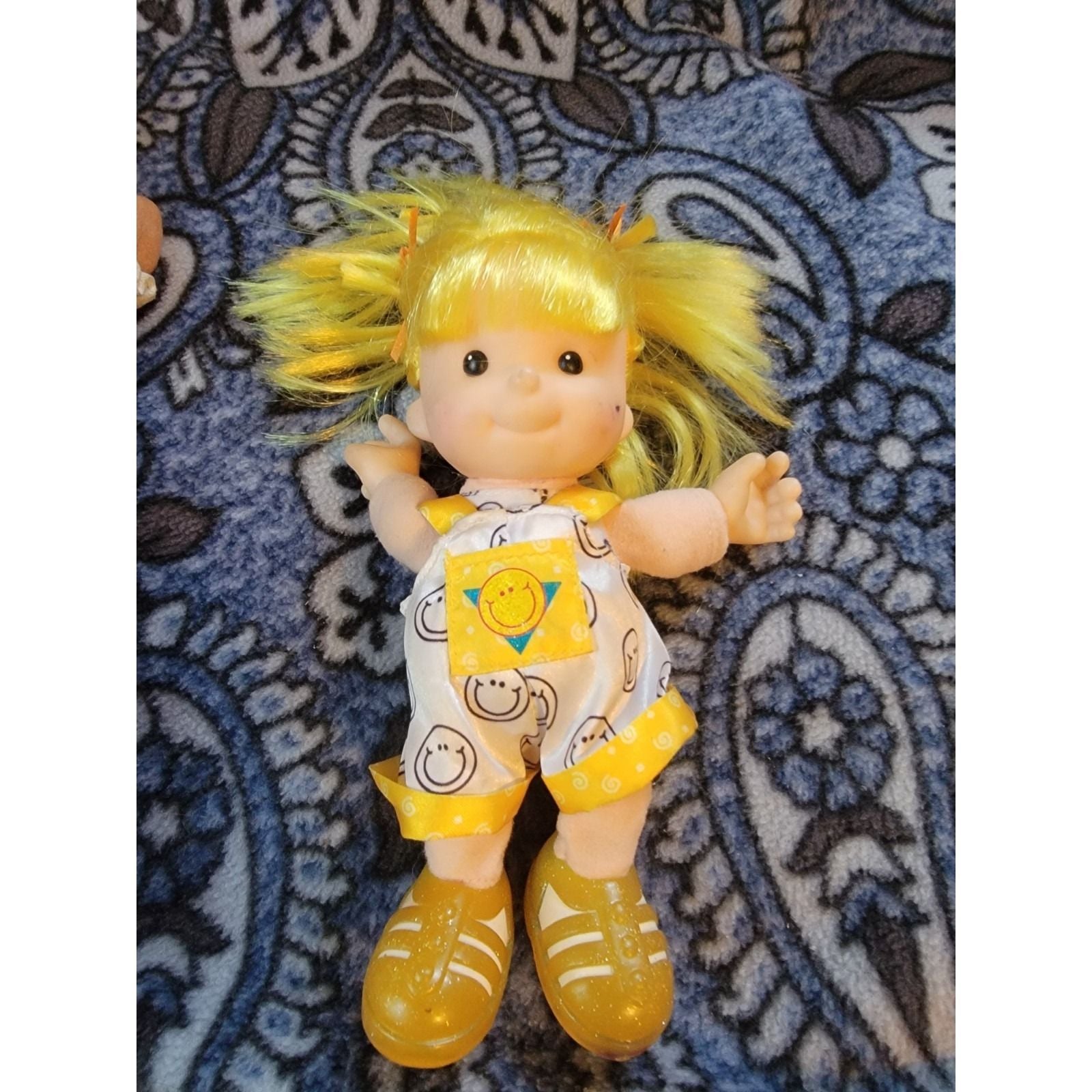 Fisher-Price Smiley Kids Doll Blonde Hair Yellow Outfit 2000 Mattel Vintage 1