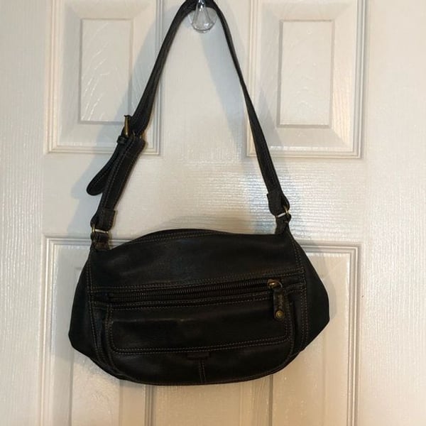 Fossil Black Leather Purse in great shape. It’s really cute