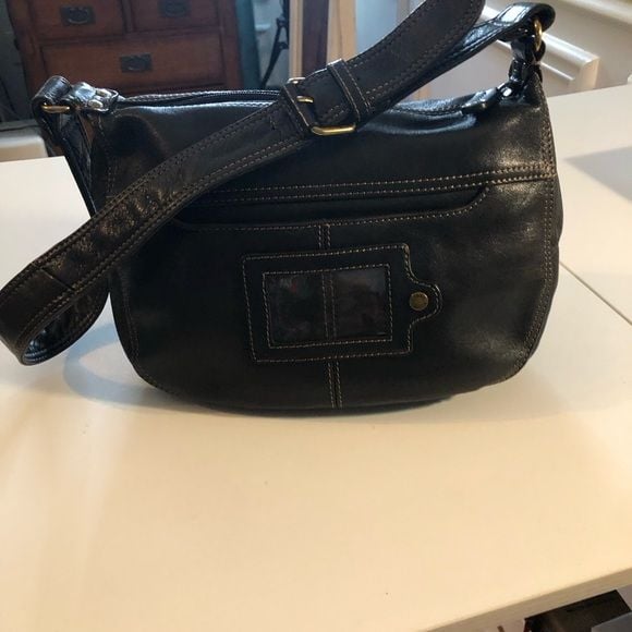 Fossil Black Leather Purse in great shape. It’s really cute 7