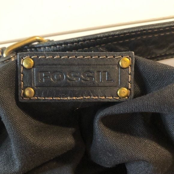 Fossil Black Leather Purse in great shape. It’s really cute 8