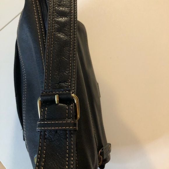 Fossil Black Leather Purse in great shape. It’s really cute 9