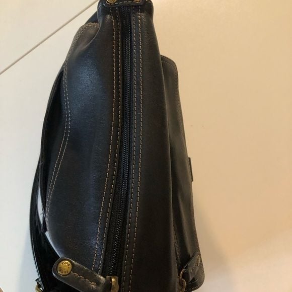 Fossil Black Leather Purse in great shape. It’s really cute 10