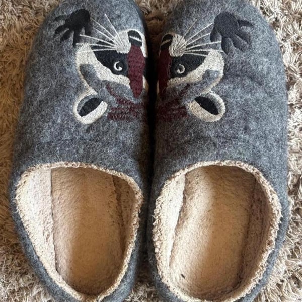L.L. Bean Raccoon Embroidered Felt Slippers Gray Size Medium
