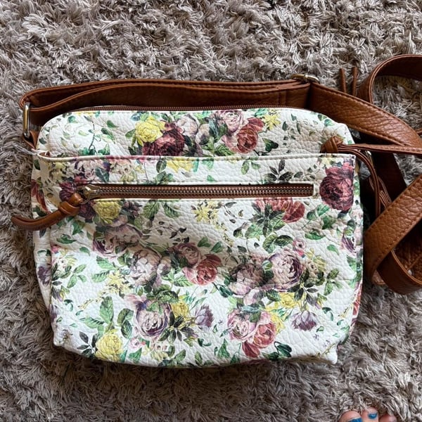 BUENO Floral Print Crossbody Bag