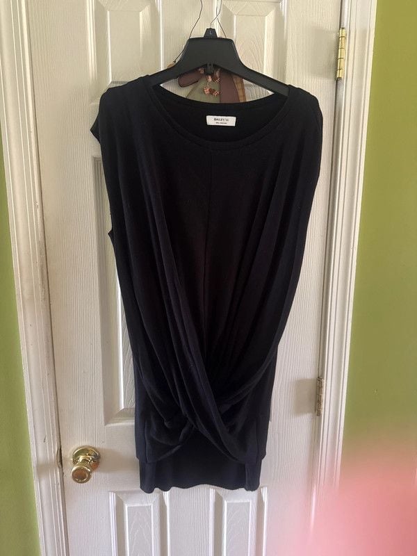 It is a sleeveless, crew-neck top dress 2