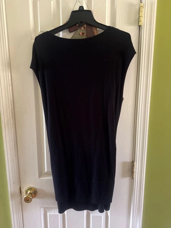 It is a sleeveless, crew-neck top dress 3