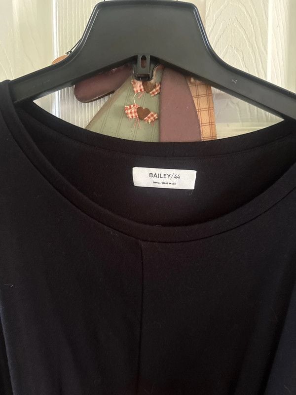 It is a sleeveless, crew-neck top dress 4