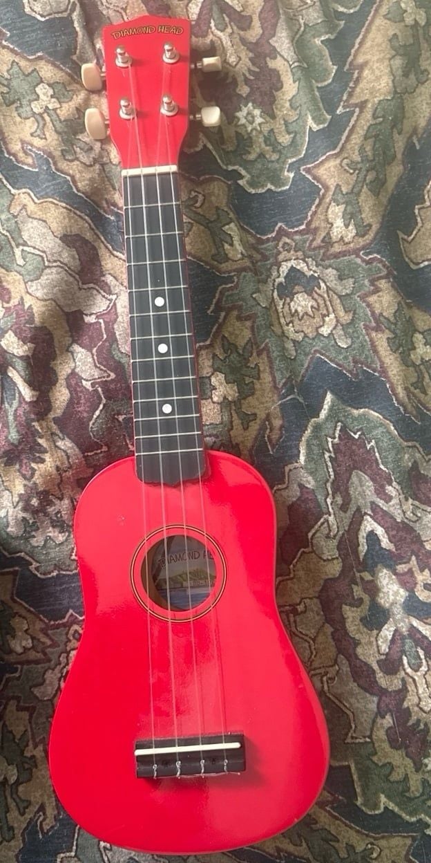 Diamond Head DU-102 Rainbow Soprano Ukulele 1