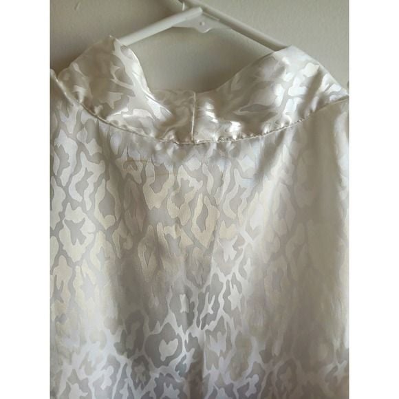 Floral & Ivy Womens White Leopard Print V-Neck Sleeveless Satin Blouse M 3