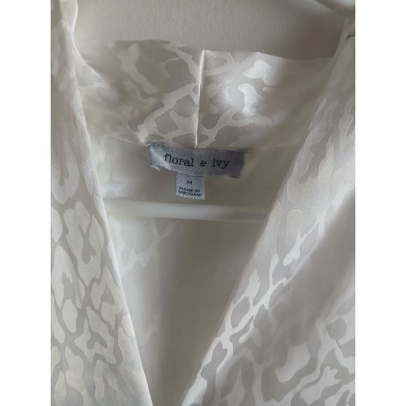Floral & Ivy Womens White Leopard Print V-Neck Sleeveless Satin Blouse M 8