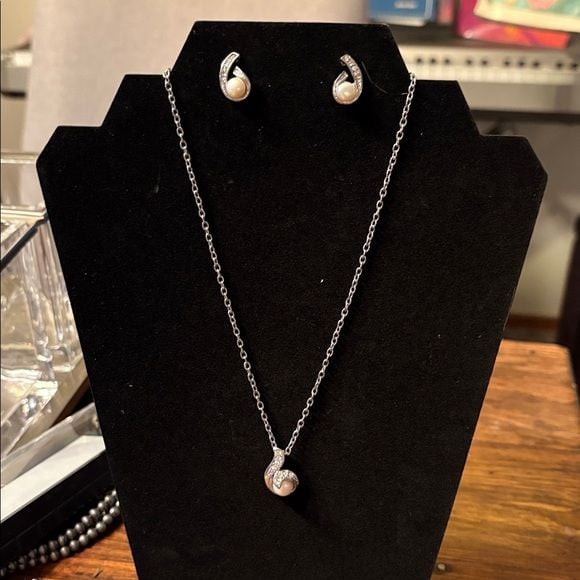 Chic Silver Necklace with Pearl and Rhinestone Accents 2