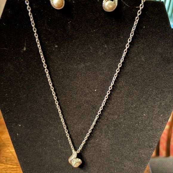 Chic Silver Necklace with Pearl and Rhinestone Accents 3