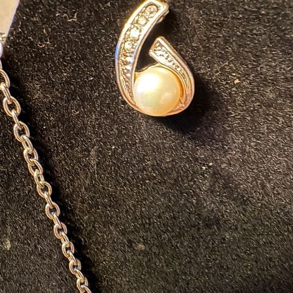Chic Silver Necklace with Pearl and Rhinestone Accents 4