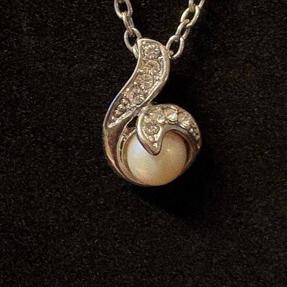 Chic Silver Necklace with Pearl and Rhinestone Accents 5