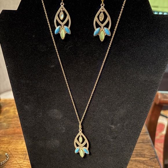 Gold and Blue Leaf Pendant Necklace Set 1