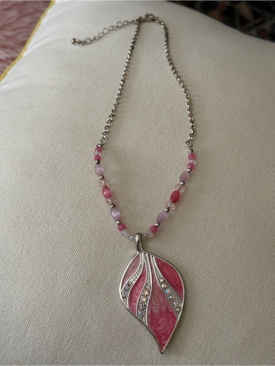 Kenneth Cole Pink Leaf Pendant Statement Necklace w/beads EUC 5