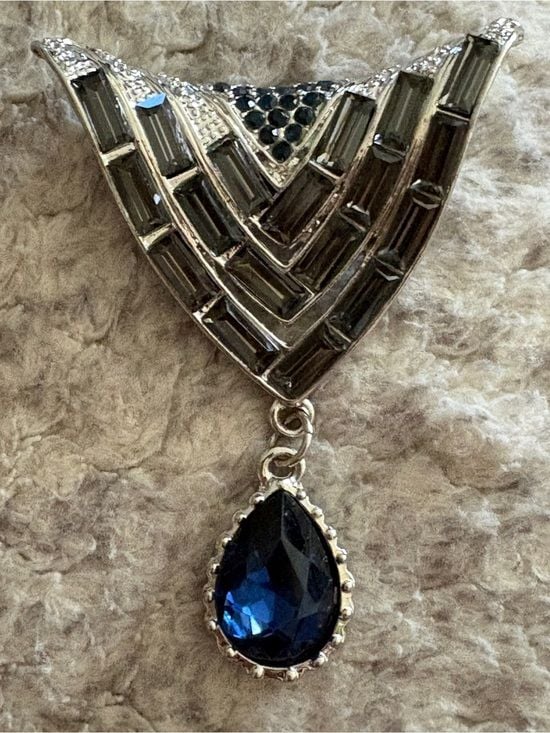 Marcel Boucher VINTAGE “V for Victory" statement brooch Silver Tone & Blues EUC 2